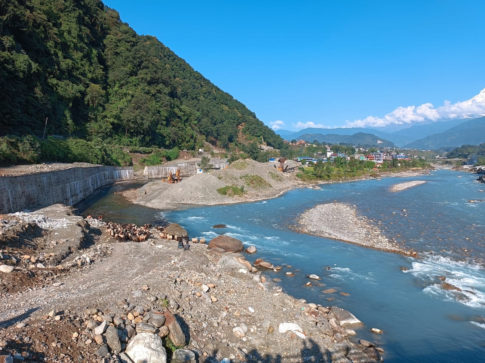Górska rzeka w Nepalu — rafting